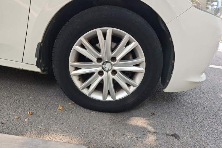 Used Peugeot 301 2016 1.6L Manual Happiness Edition Right Front Wheel Hub
