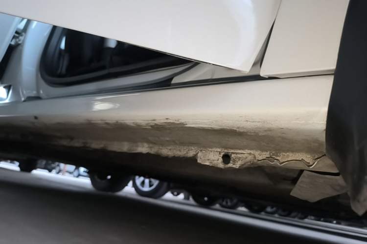 Used Peugeot 301 2016 1.6L Manual Comfort Edition Right Side Sill