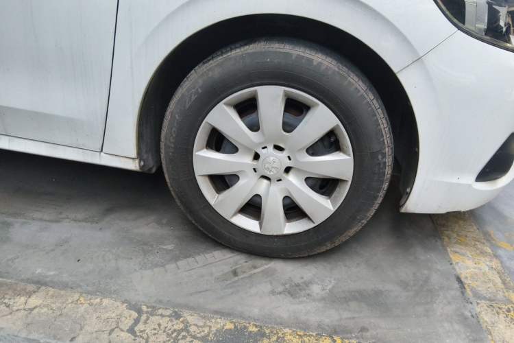 Used Peugeot 301 2018 1.6L Manual Comfort Edition Right Front Wheel Hub