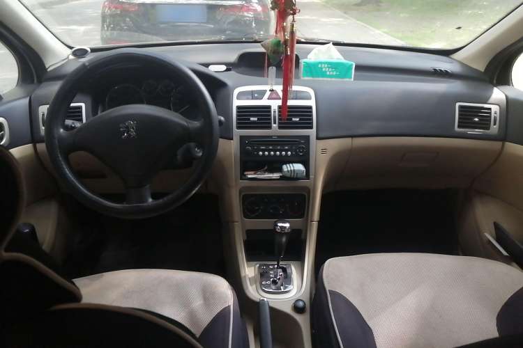 Used Peugeot 307 2007 Revised Version 2.0L Automatic Comfort Edition Center Console