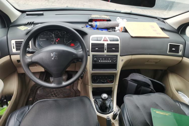 Used Peugeot 307 2007 Revised Version 1.6L Manual Comfort Edition Center Console