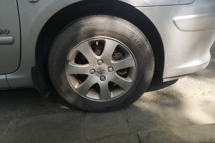 Used Peugeot 307 2007 Revised Version 2.0L Automatic Comfort Edition Right Front Wheel Hub