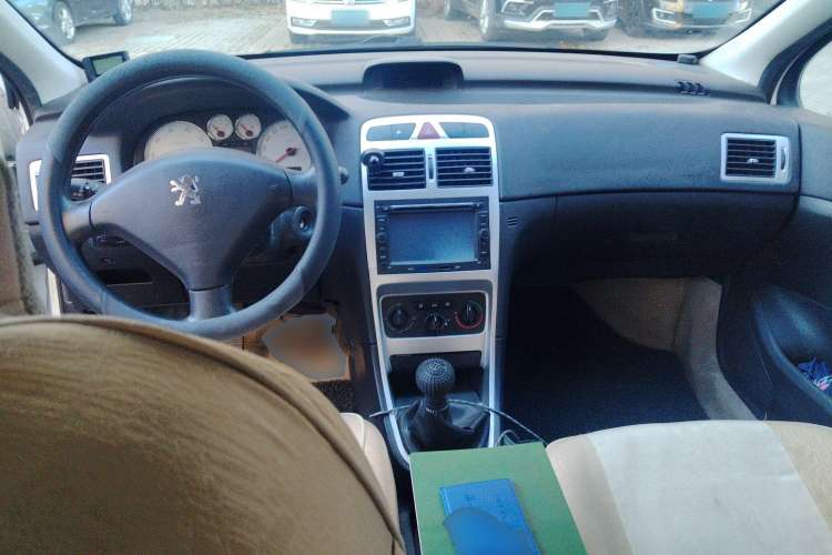 Used Peugeot 307 2007 Revised Version 1.6L Manual Comfort Edition Center Console