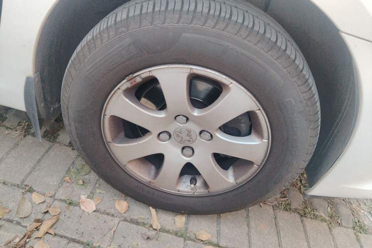 Used Peugeot 307 2007 Revised Version 1.6L Manual Comfort Edition Right Front Wheel Hub