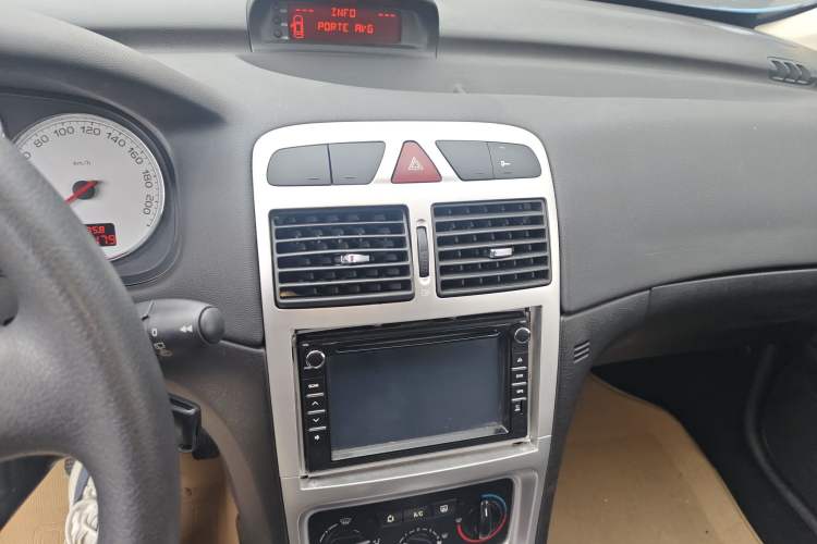Used Peugeot 307 2008 Hatchback 1.6L Manual Deluxe Edition Audio And AC Panel