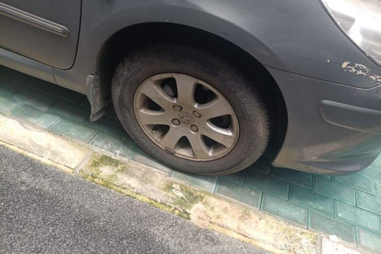 Used Peugeot 307 2009 Sedan 1.6L Manual Allure Edition Right Front Wheel Hub