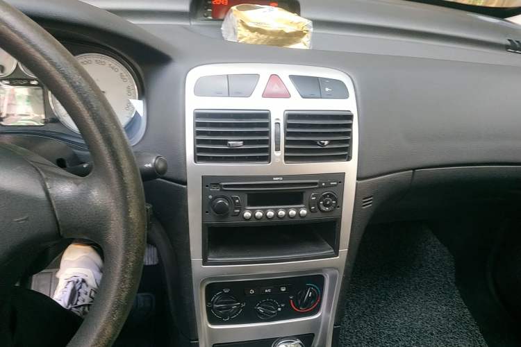 Used Peugeot 307 2009 Hatchback 1.6L Automatic Elite Edition Audio And AC Panel