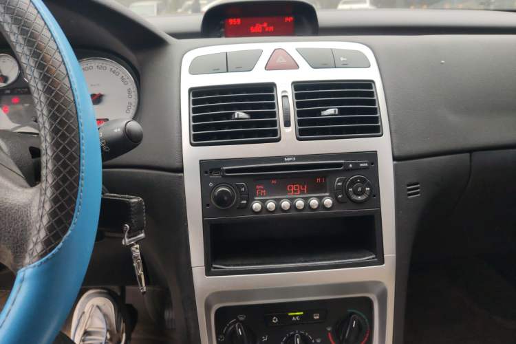Used Peugeot 307 2010 Hatchback 1.6L Automatic Comfort Edition Audio And AC Panel