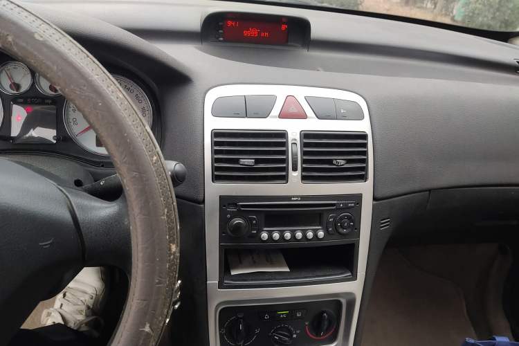 Used Peugeot 307 2010 Hatchback 1.6L Automatic Comfort Edition Audio And AC Panel