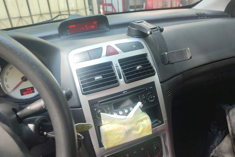 Used Peugeot 307 2010 Hatchback 1.6L Manual Comfort Edition Audio And AC Panel