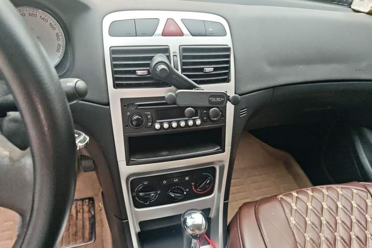 Used Peugeot 307 2010 Hatchback 1.6L Automatic Comfort Edition Audio And AC Panel