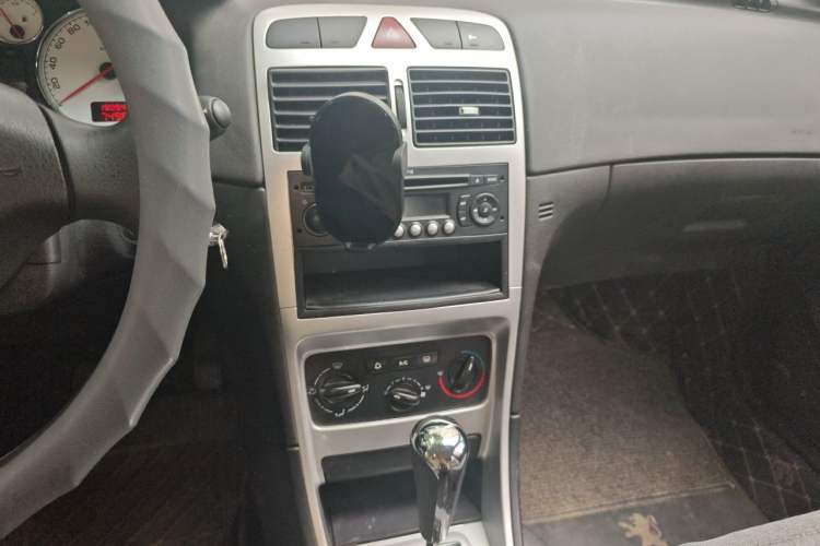 Used Peugeot 307 2010 Sedan 1.6L Automatic Comfort Edition Audio And AC Panel
