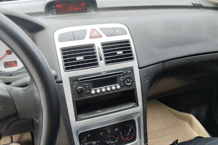 Used Peugeot 307 2010 Hatchback 1.6L Automatic Comfort Edition Audio And AC Panel
