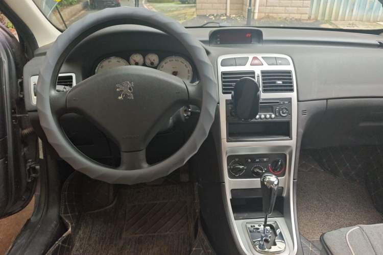 Used Peugeot 307 2010 Sedan 1.6L Automatic Comfort Edition Center Console