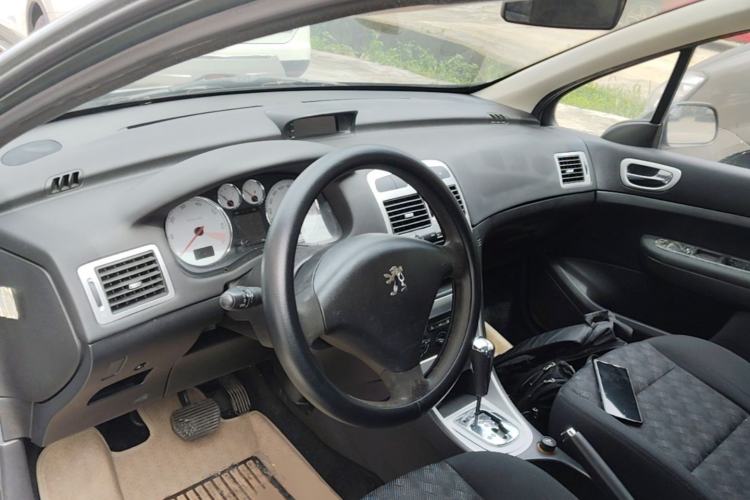 Used Peugeot 307 2010 Hatchback 1.6L Automatic Comfort Edition Center Console