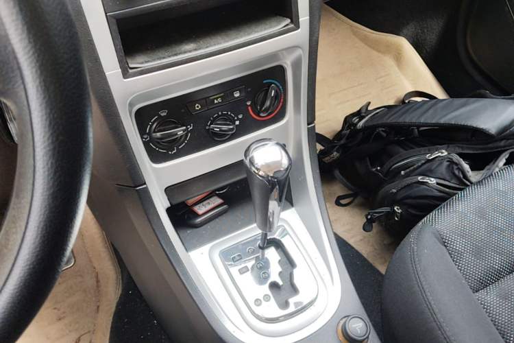 Used Peugeot 307 2010 Hatchback 1.6L Automatic Comfort Edition Gear Lever