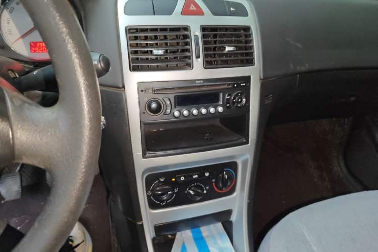 Used Peugeot 307 2010 Hatchback 1.6L Manual Comfort Edition Audio And AC Panel