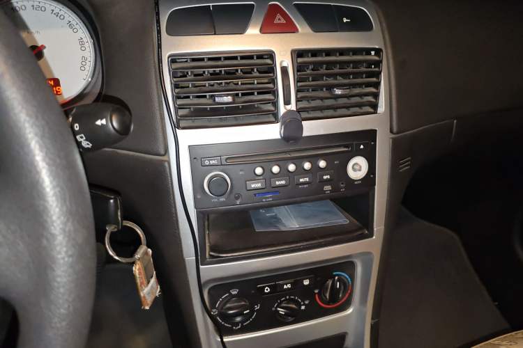 Used Peugeot 307 2010 Hatchback 1.6L Manual Comfort Edition Audio And AC Panel