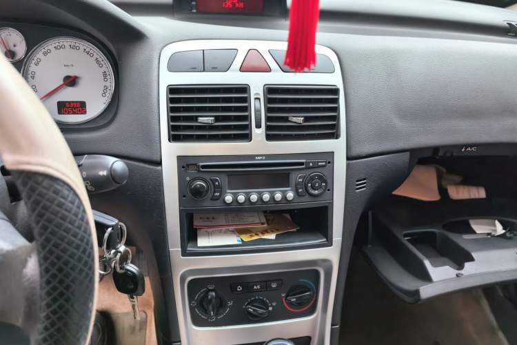 Used Peugeot 307 2010 Hatchback 1.6L Automatic Comfort Edition Audio And AC Panel