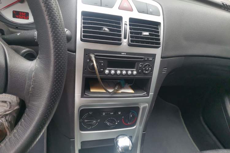 Used Peugeot 307 2010 Hatchback 1.6L Automatic Comfort Edition Audio And AC Panel