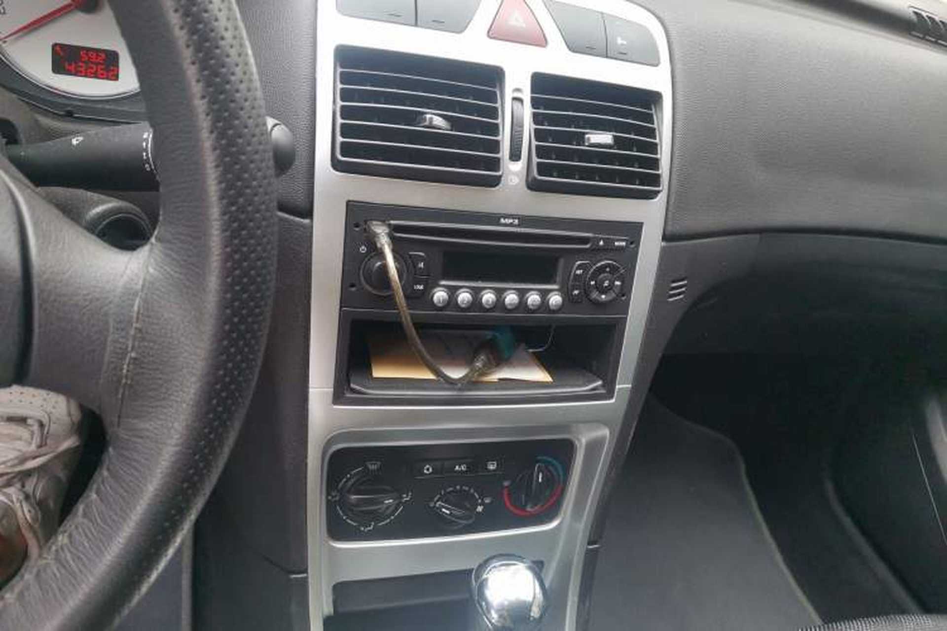 Used Peugeot 307 2010 Hatchback 1.6L Automatic Comfort Edition Audio And AC Panel