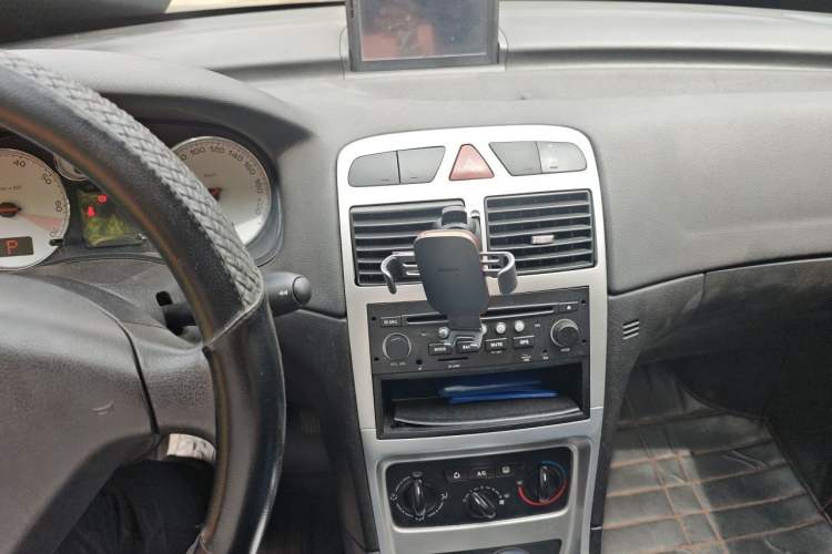 Used Peugeot 307 2010 Hatchback 1.6L Automatic Comfort Edition Audio And AC Panel