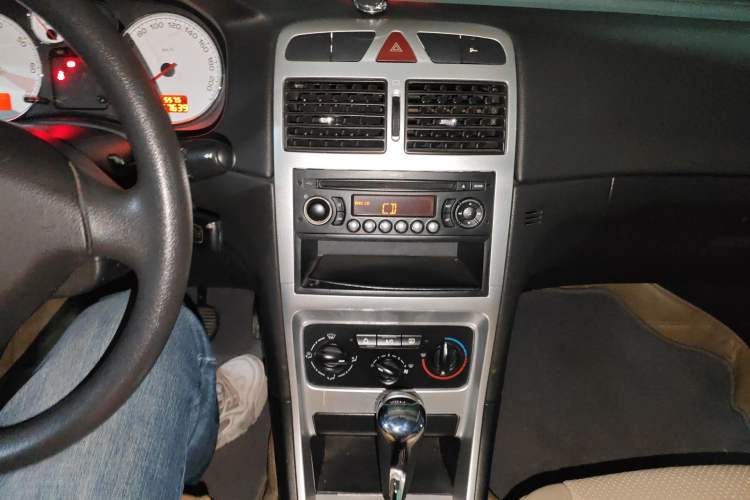 Used Peugeot 307 2010 Sedan 1.6L Automatic Comfort Edition Audio And AC Panel