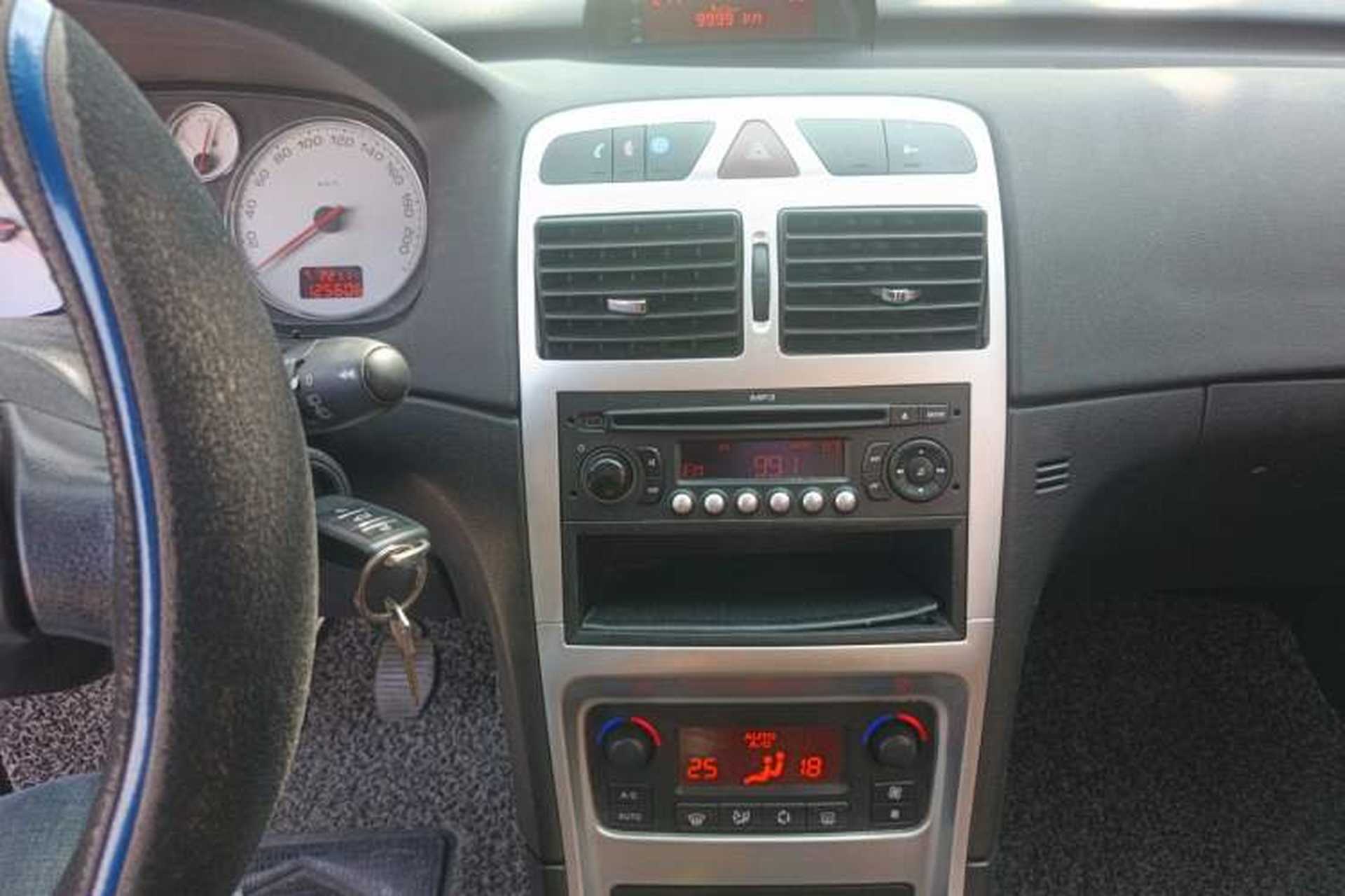 Used Peugeot 307 2010 Hatchback 1.6L Manual Luxury Edition Audio And AC Panel
