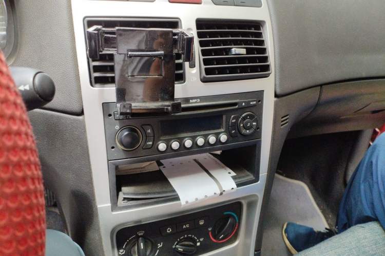Used Peugeot 307 2010 Hatchback 1.6L Manual Comfort Edition Audio And AC Panel