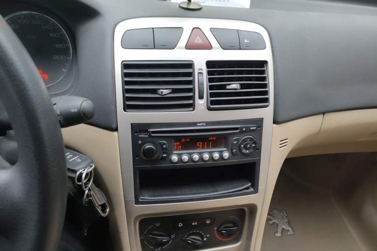 Used Peugeot 307 2010 Hatchback 1.6L Manual Comfort Edition Audio And AC Panel