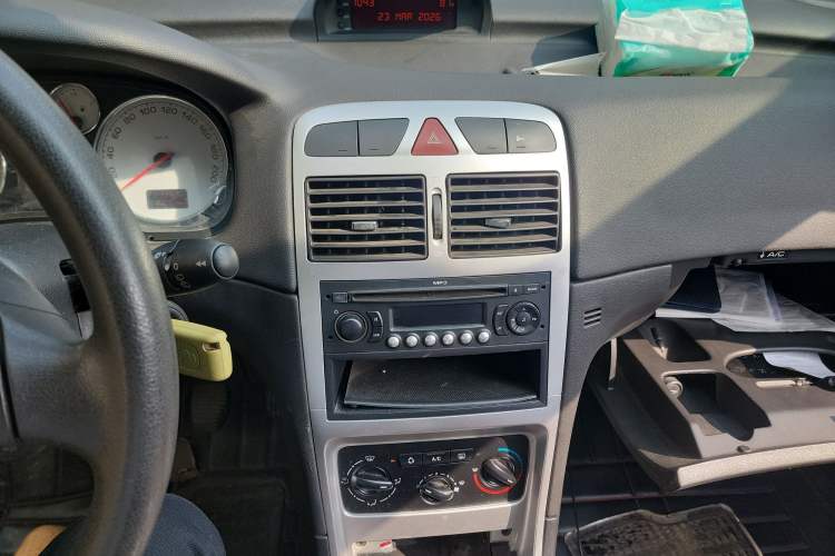 Used Peugeot 307 2010 Hatchback 1.6L Manual Comfort Edition Audio And AC Panel
