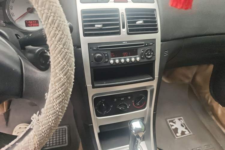 Used Peugeot 307 2010 Hatchback 1.6L Automatic Comfort Edition Audio And AC Panel