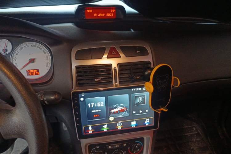 Used Peugeot 307 2010 Hatchback 1.6L Automatic Comfort Edition Audio And AC Panel