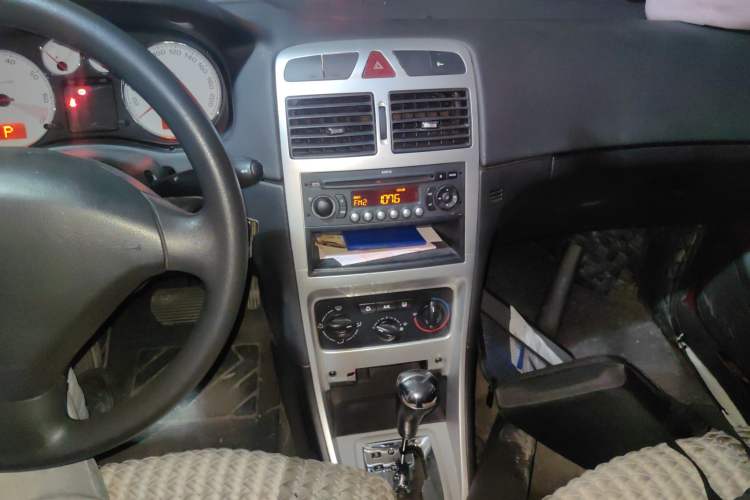 Used Peugeot 307 2010 Hatchback 1.6L Automatic Comfort Edition Audio And AC Panel