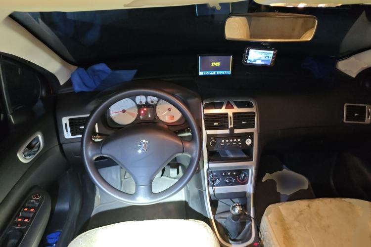 Used Peugeot 307 2010 Hatchback 1.6L Manual Comfort Edition Center Console