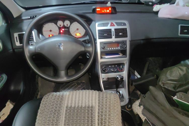Used Peugeot 307 2010 Hatchback 1.6L Automatic Comfort Edition Center Console