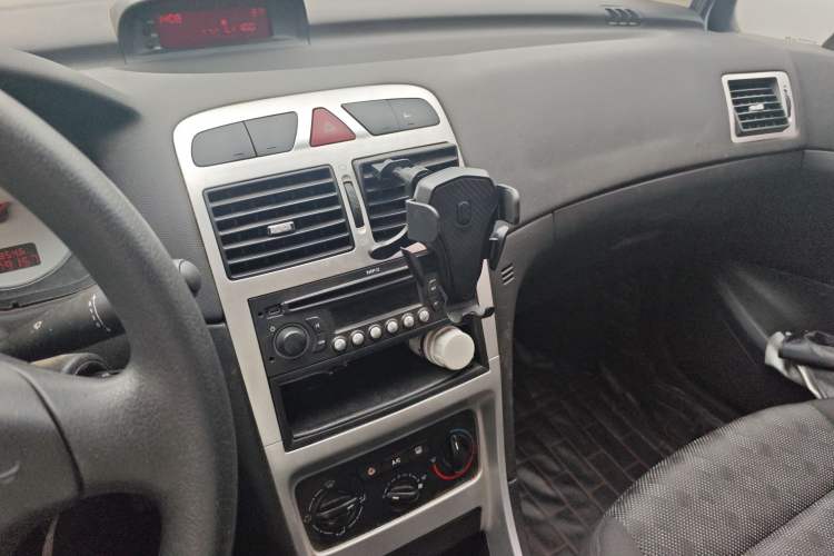 Used Peugeot 307 2010 Hatchback 1.6L Manual Comfort Edition Audio And AC Panel