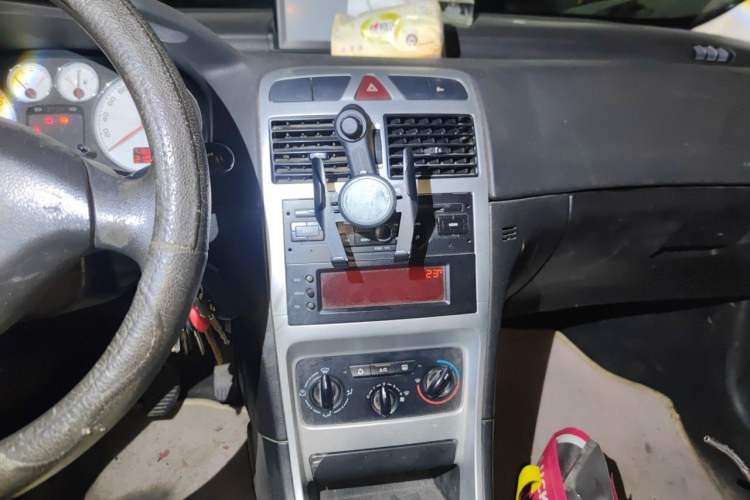 Used Peugeot 307 2010 Sedan 1.6L Manual Comfort Edition Audio And AC Panel