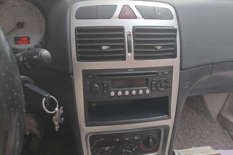 Used Peugeot 307 2010 Hatchback 1.6L Automatic Comfort Edition Audio And AC Panel