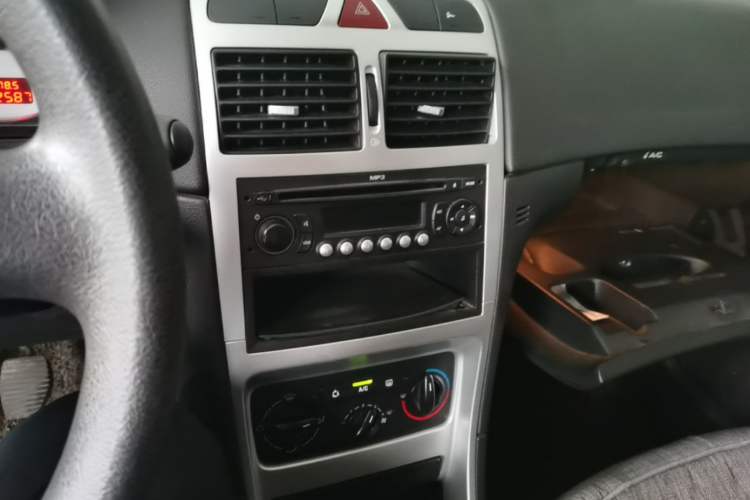 Used Peugeot 307 2010 Hatchback 1.6L Manual Comfort Edition Audio And AC Panel