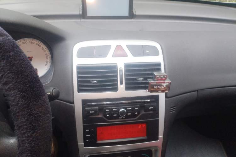 Used Peugeot 307 2010 Hatchback 1.6L Automatic Comfort Edition Audio And AC Panel