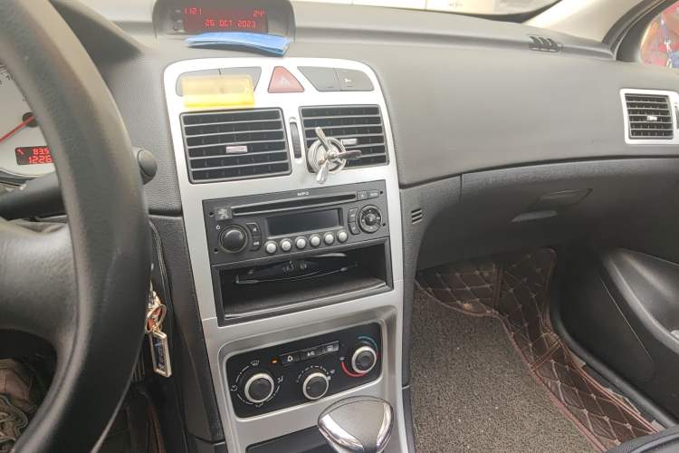 Used Peugeot 307 2010 Hatchback 1.6L Automatic Comfort Edition Audio And AC Panel