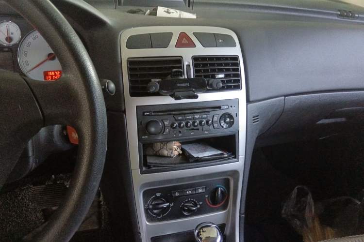 Used Peugeot 307 2010 Hatchback 1.6L Automatic Comfort Edition Audio And AC Panel
