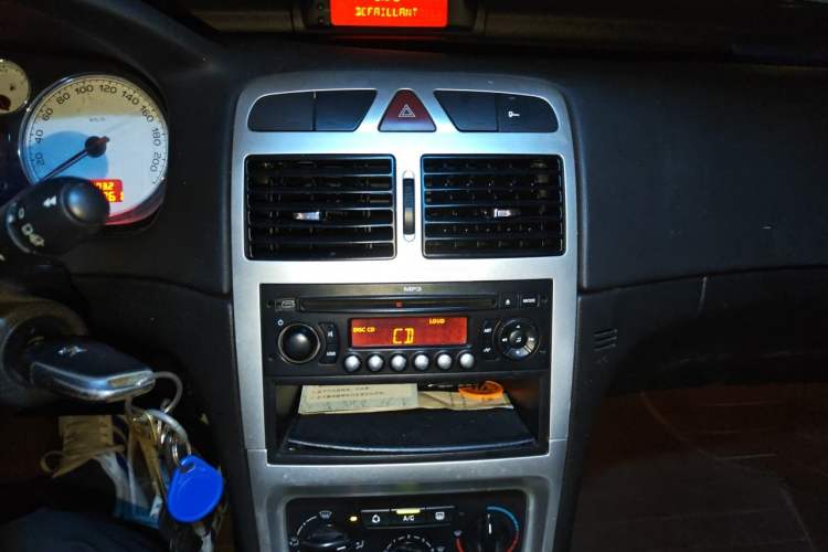 Used Peugeot 307 2010 Hatchback 1.6L Manual Comfort Edition Audio And AC Panel