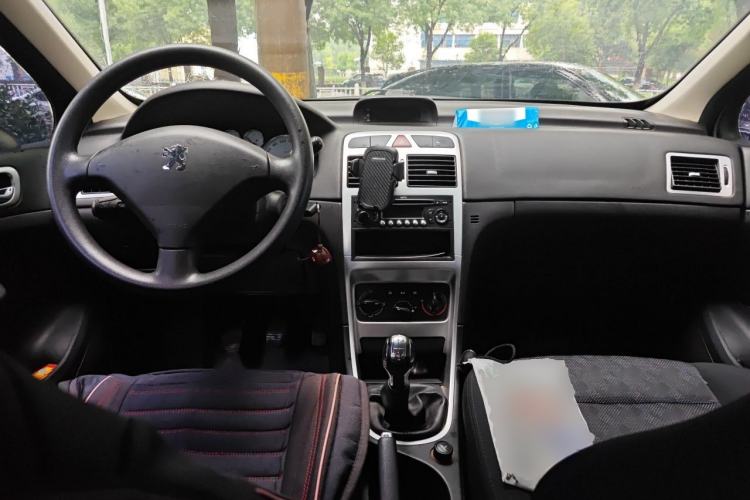 Used Peugeot 307 2010 Hatchback 1.6L Manual Comfort Edition Center Console