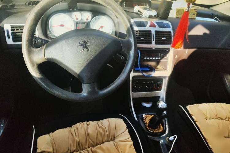 Used Peugeot 307 2010 Hatchback 2.0L Manual Comfort Edition Center Console