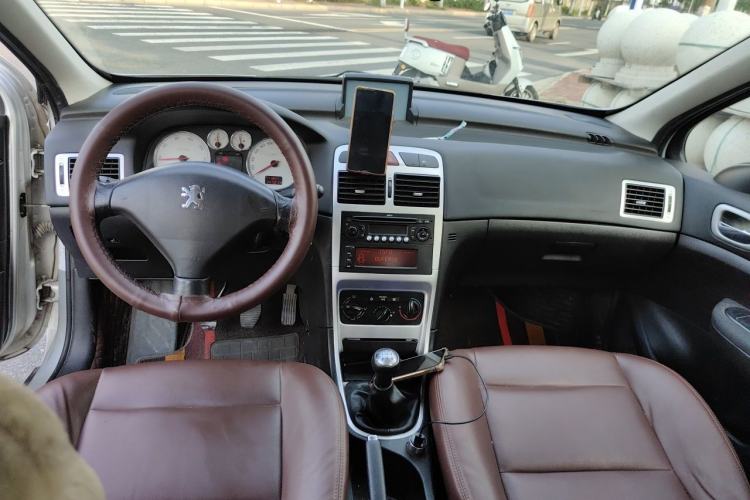 Used Peugeot 307 2010 Hatchback 1.6L Manual Comfort Edition Center Console