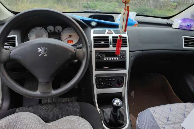 Used Peugeot 307 2010 Hatchback 1.6L Manual Comfort Edition Center Console