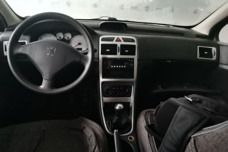 Used Peugeot 307 2010 Hatchback 1.6L Manual Comfort Edition Center Console