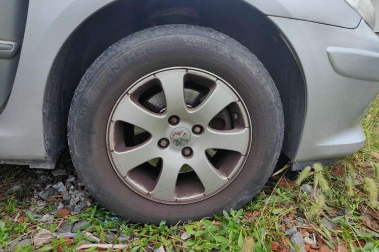 Used Peugeot 307 2010 Hatchback 1.6L Manual Comfort Edition Left Front Wheel Hub